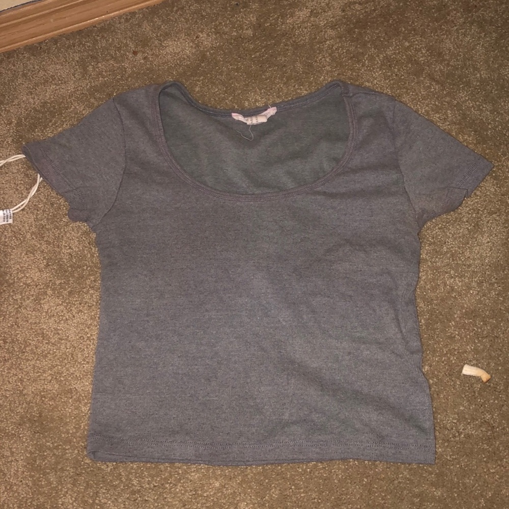 Gray low cut short sleeve crop top